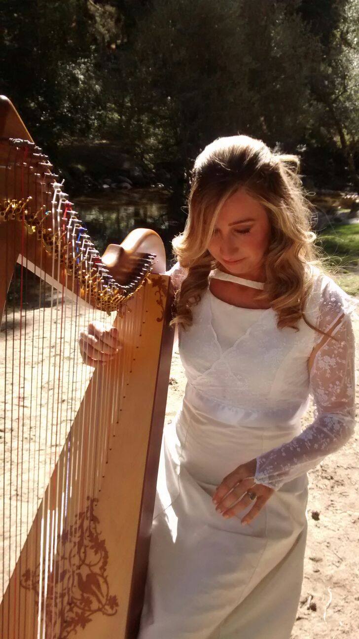 Rascafría con un bello vestido de la diseñadora KAREEV RENCLAR